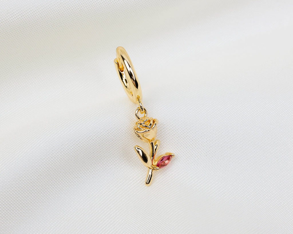 Handgemaakte 14k gold plated oorbel met een kleine roos hanger met donkerroze zirkonia