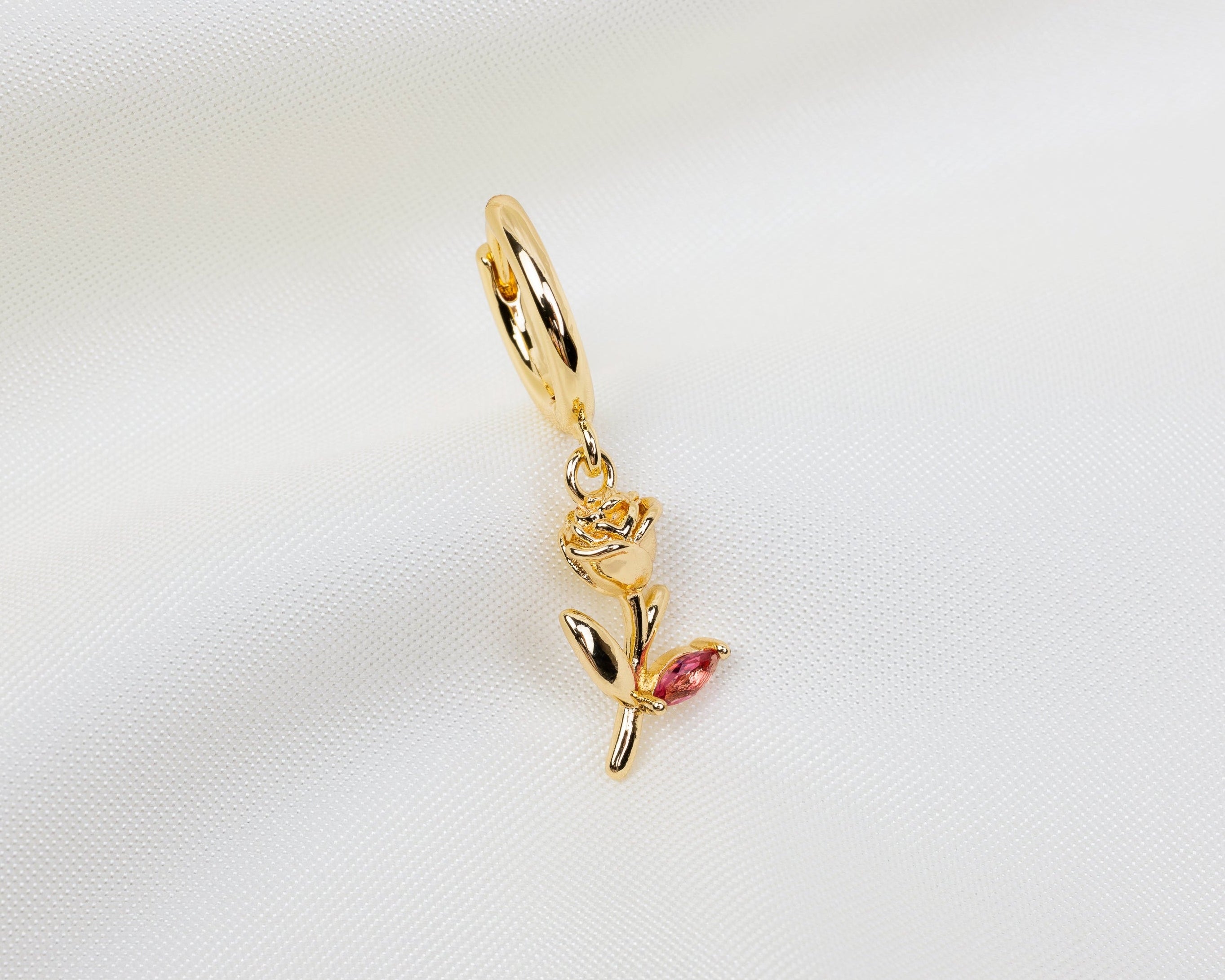 Handgemaakte 14k gold plated oorbel met een kleine roos hanger met donkerroze zirkonia