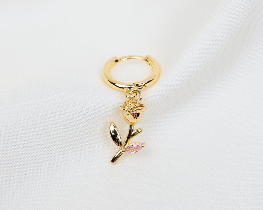 Handgemaakte 14k gold plated oorbel met een kleine roos hanger met lichtroze zirkonia