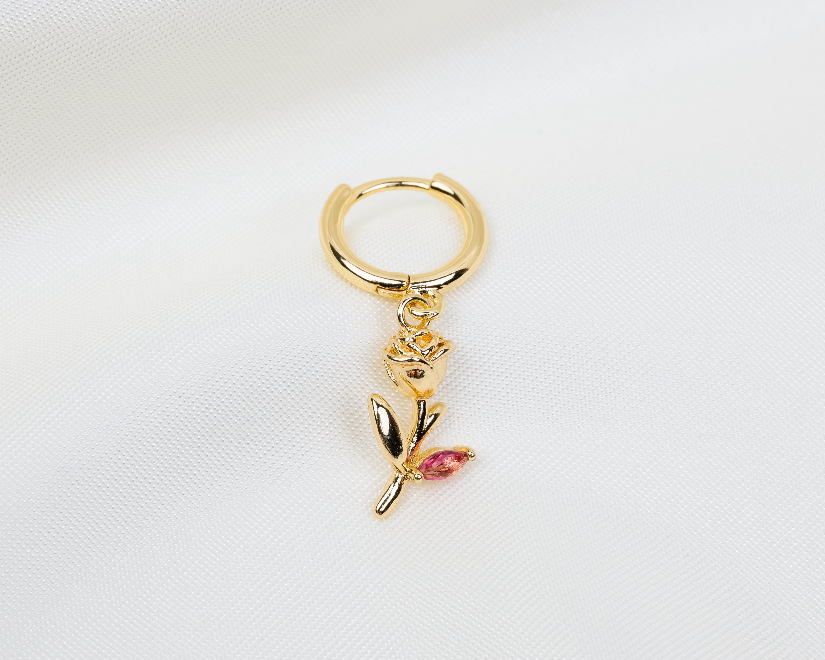 Handgemaakte 14k gold plated oorbel met een kleine roos hanger met donkerroze zirkonia
