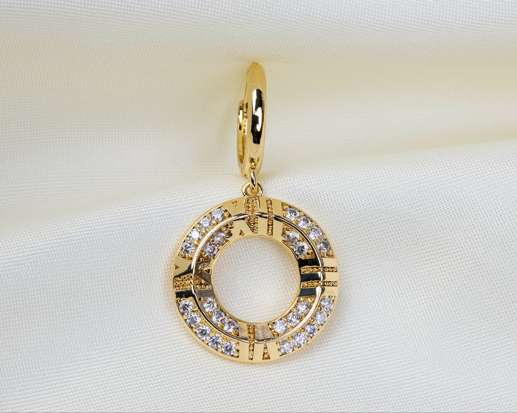 Handgemaakte 14k gold plated oorbel met een hanger in de vorm van een klok hanger met romeinse cijfers