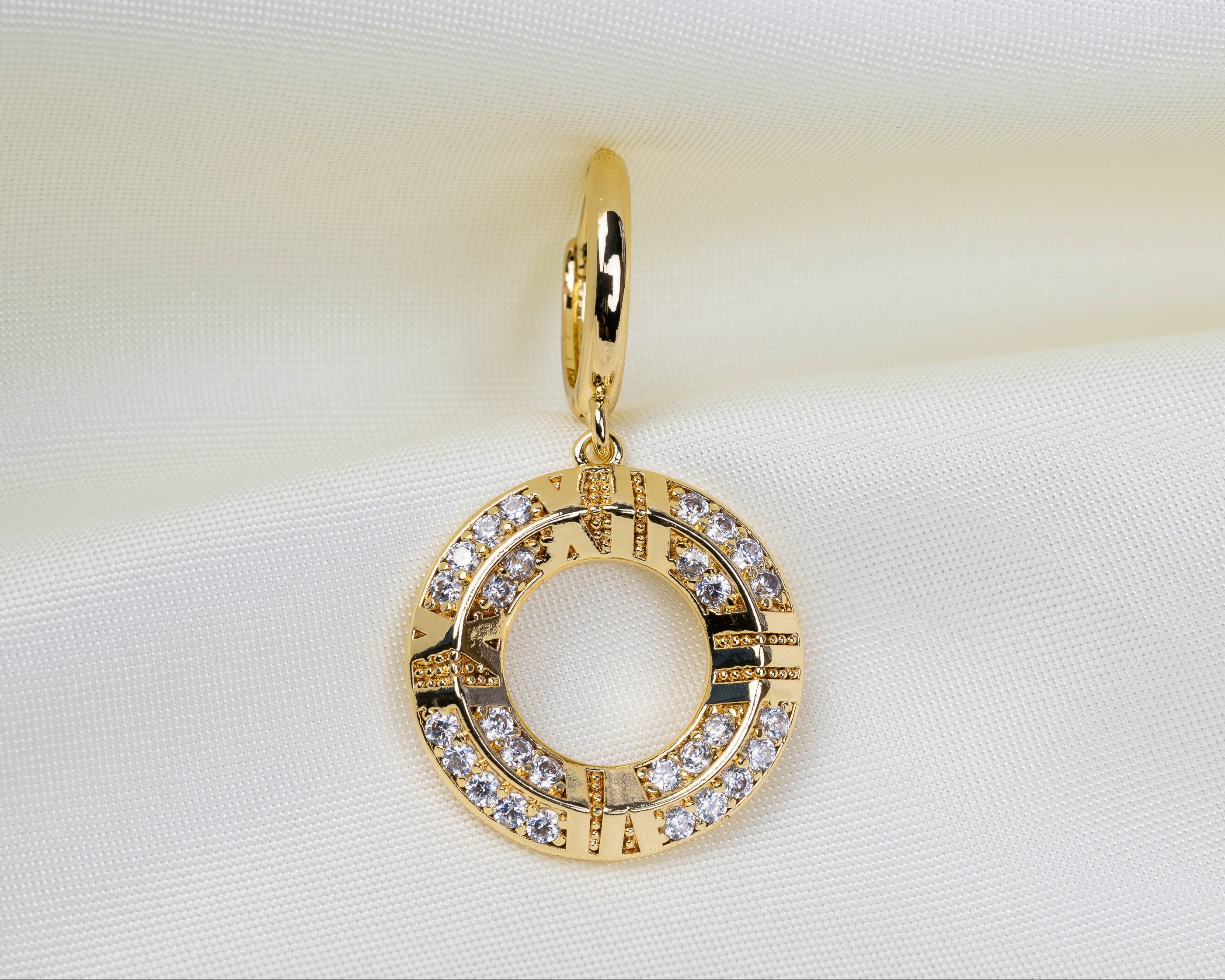 Handgemaakte 14k gold plated oorbel met een hanger in de vorm van een klok hanger met romeinse cijfers