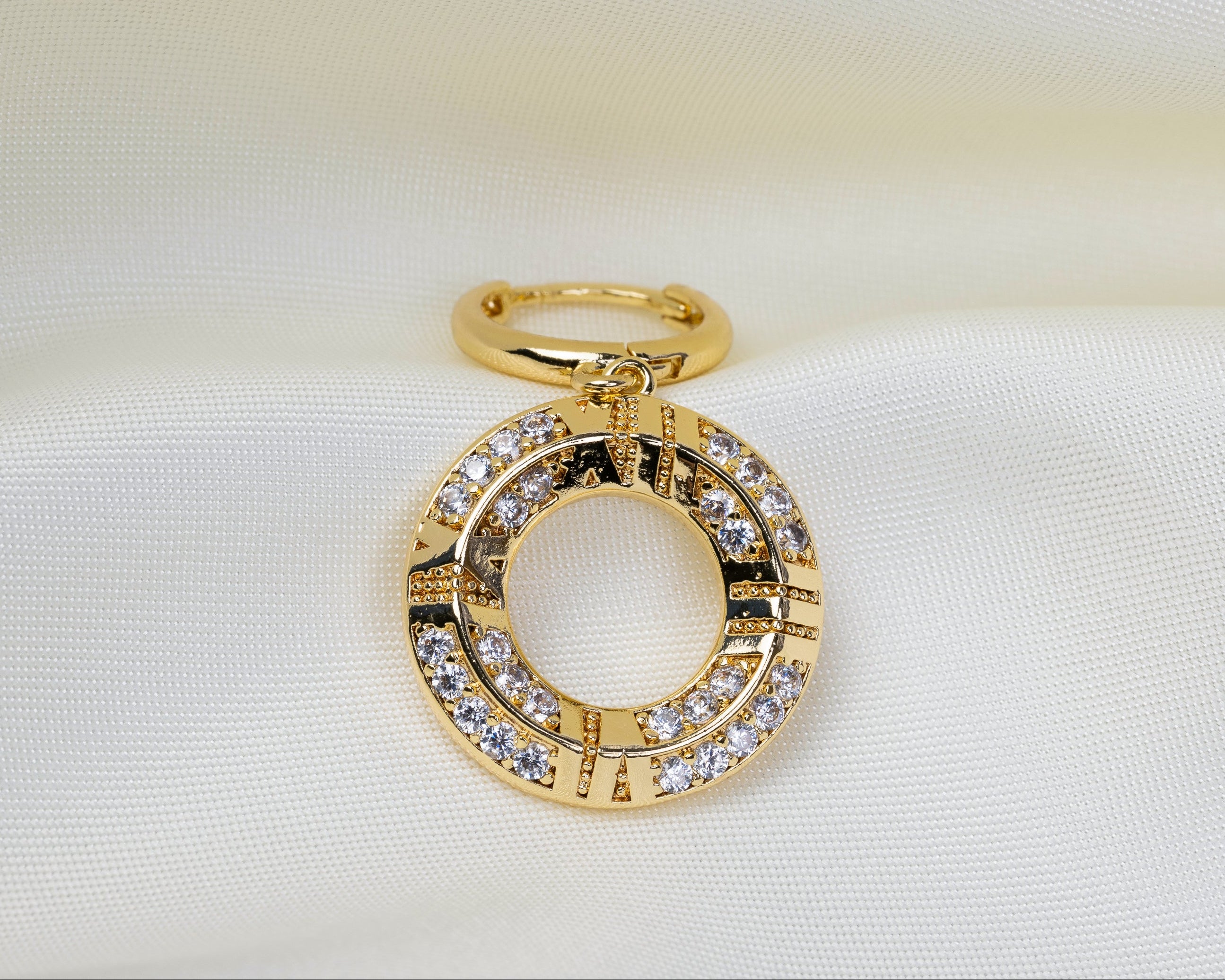 Handgemaakte 14k gold plated oorbel met een hanger in de vorm van een klok hanger met romeinse cijfers