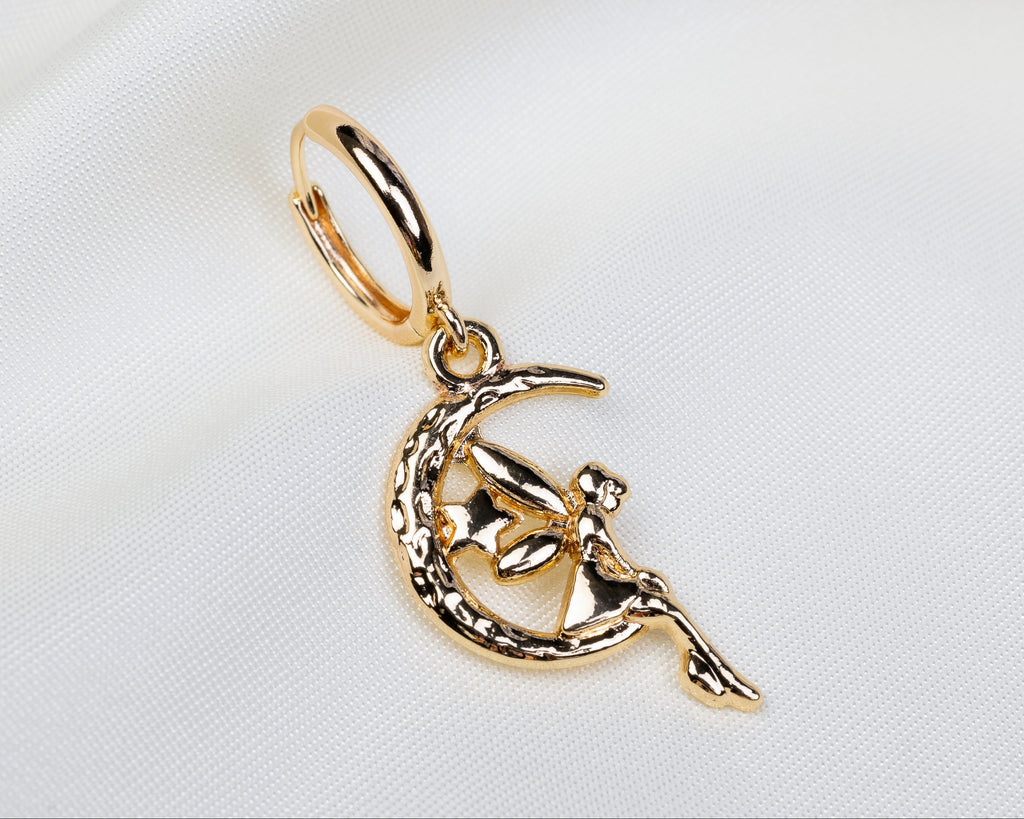 Handgemaakte 14k gold plated oorbel met een hanger in de vorm van een maan met daarop een elfje