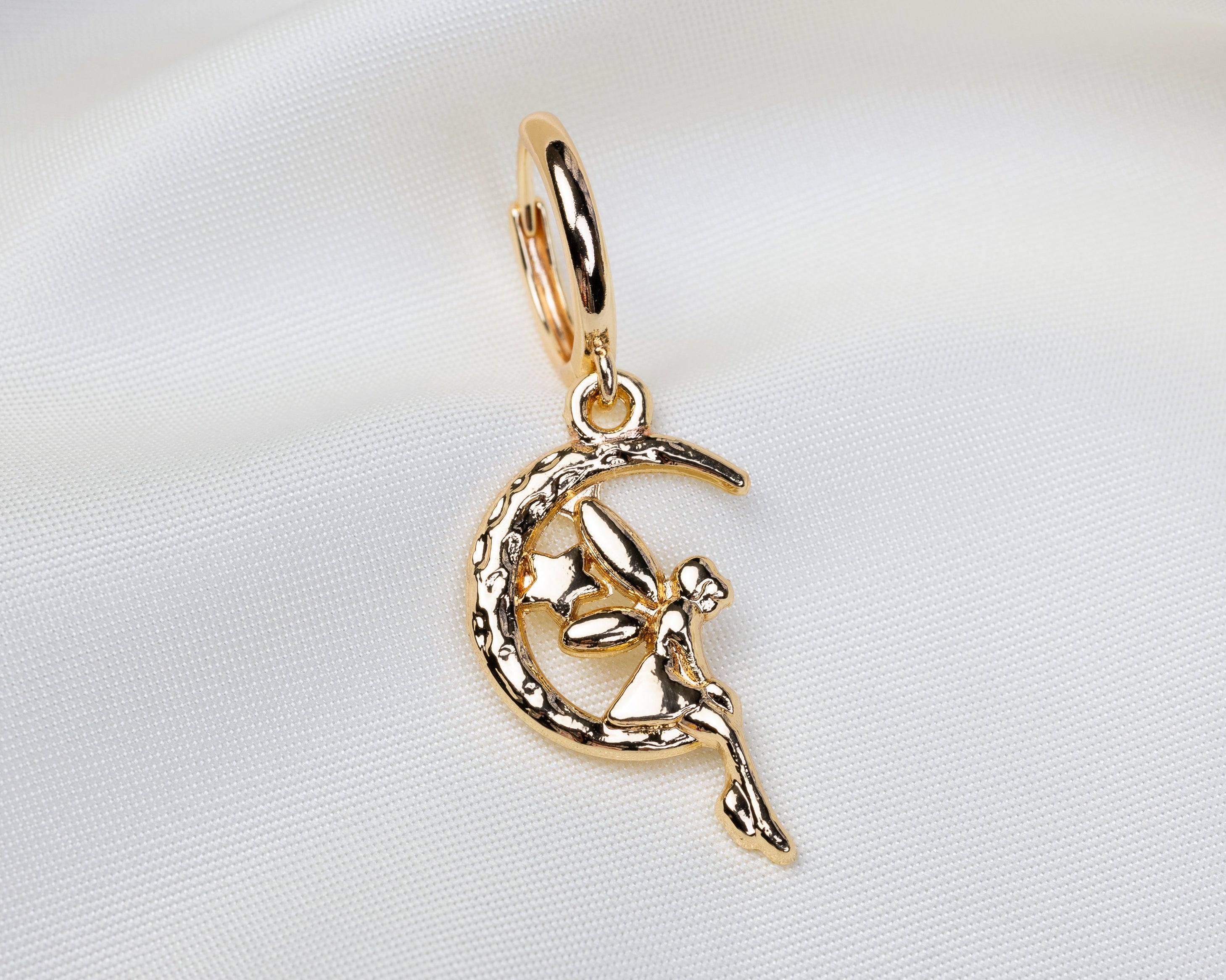 Handgemaakte 14k gold plated oorbel met een hanger in de vorm van een maan met daarop een elfje