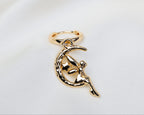 Handgemaakte 14k gold plated oorbel met een hanger in de vorm van een maan met daarop een elfje