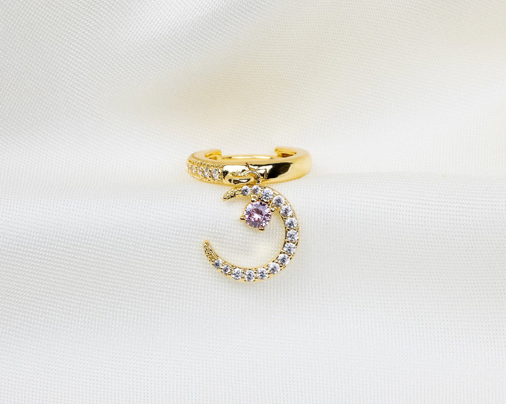 Handgemaakte 14k gold plated oorbel met een maanvormige hanger van witte en roze zirkonia