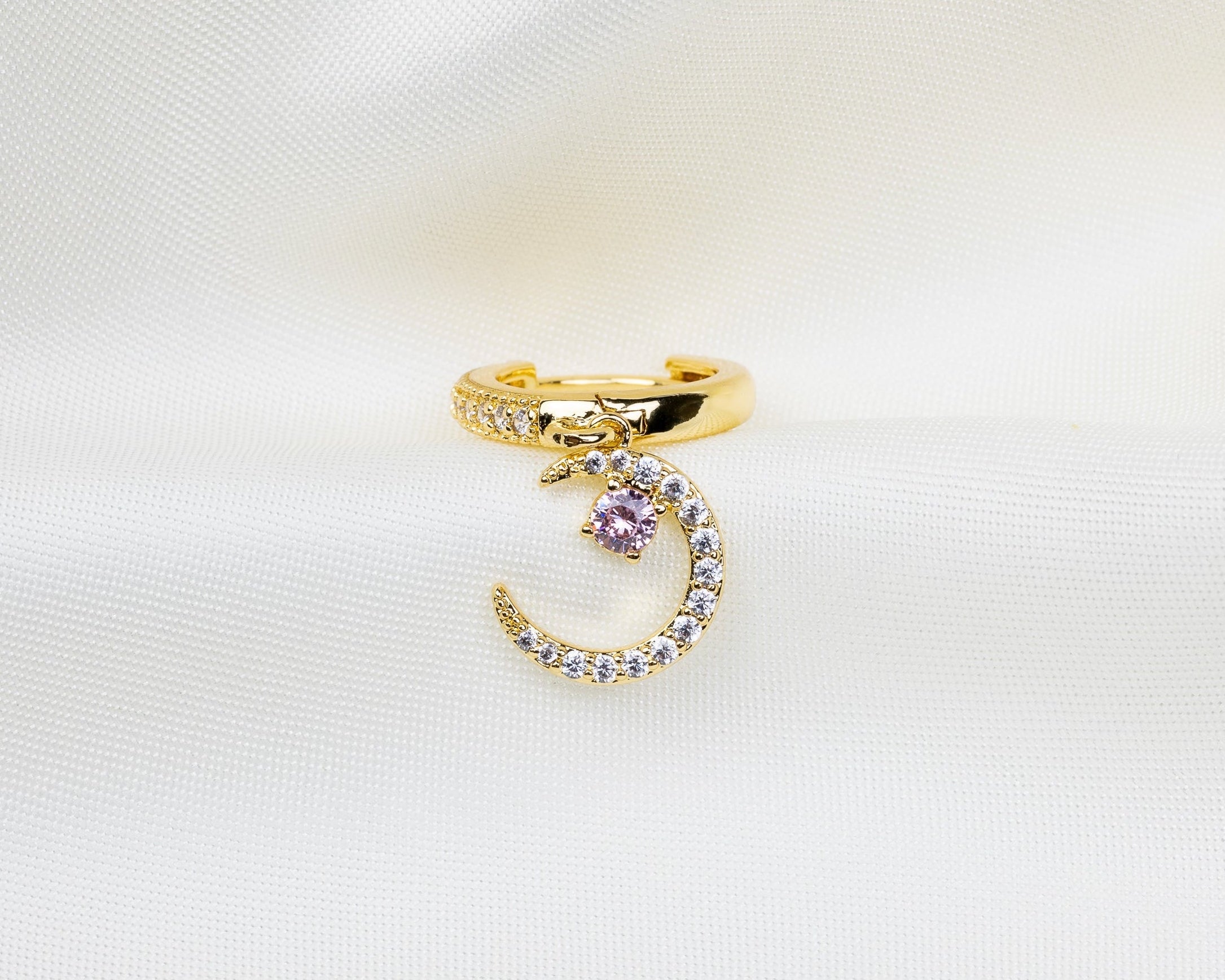 Handgemaakte 14k gold plated oorbel met een maanvormige hanger van witte en roze zirkonia