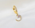 Handgemaakte 14k gold plated oorbel met een maanvormige hanger van witte en roze zirkonia