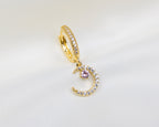 Handgemaakte 14k gold plated oorbel met een maanvormige hanger van witte en roze zirkonia