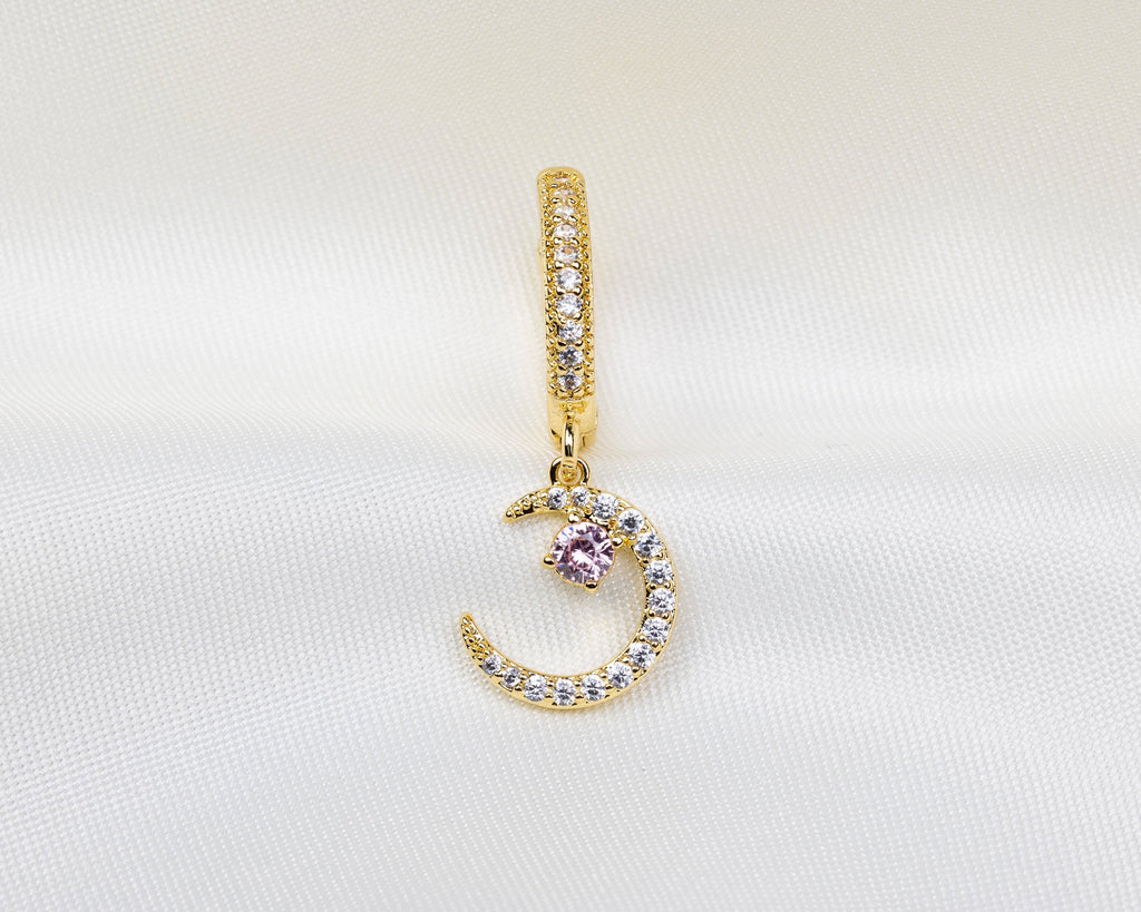 Handgemaakte 14k gold plated oorbel met een maanvormige hanger van witte en roze zirkonia