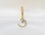 Handgemaakte 14k gold plated oorbel met een maanvormige hanger van witte en roze zirkonia