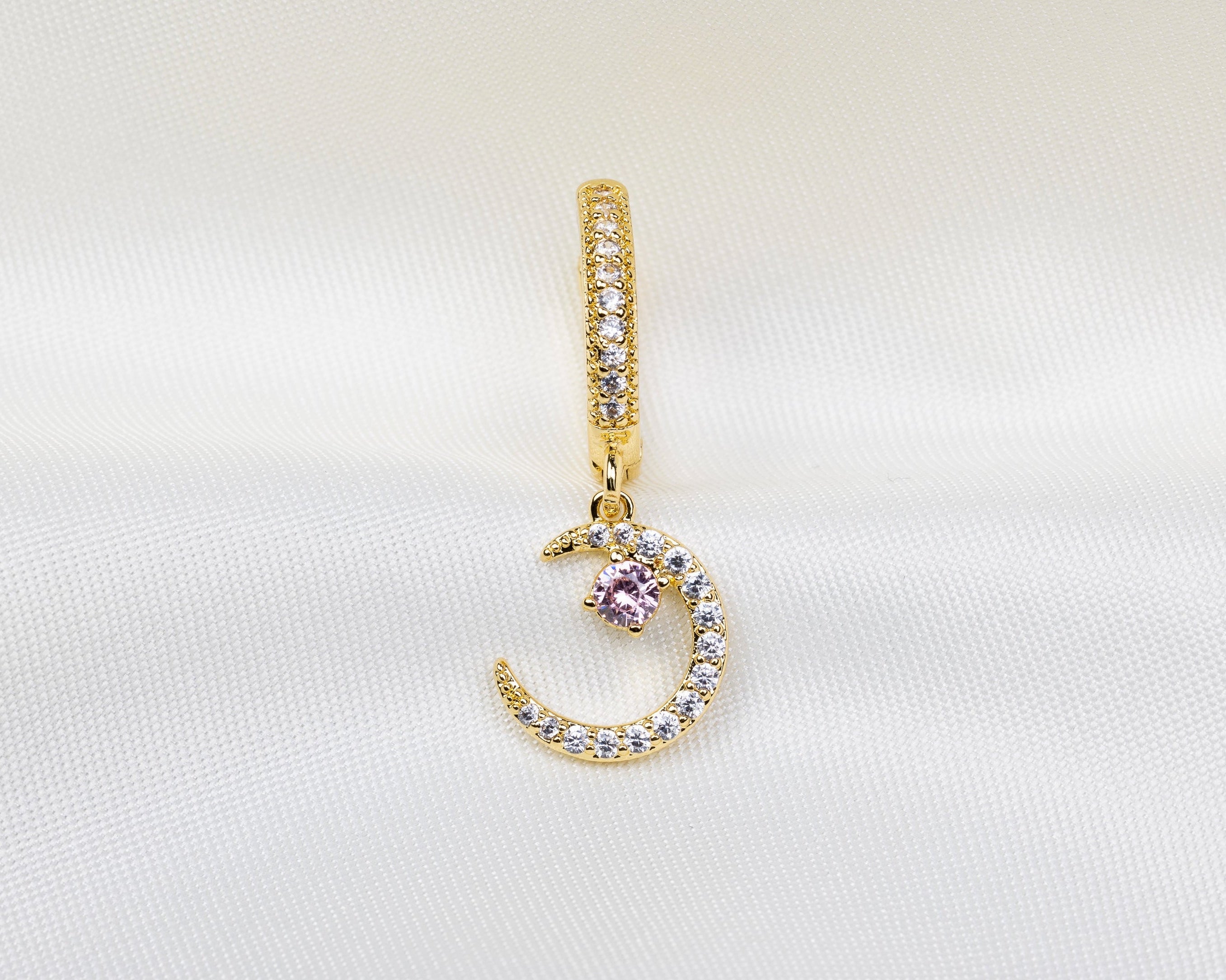 Handgemaakte 14k gold plated oorbel met een maanvormige hanger van witte en roze zirkonia