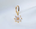 Handgemaakte 14k gold plated oorbel met hanger van witte zirkonia in de vorm van een madelief bloem 
