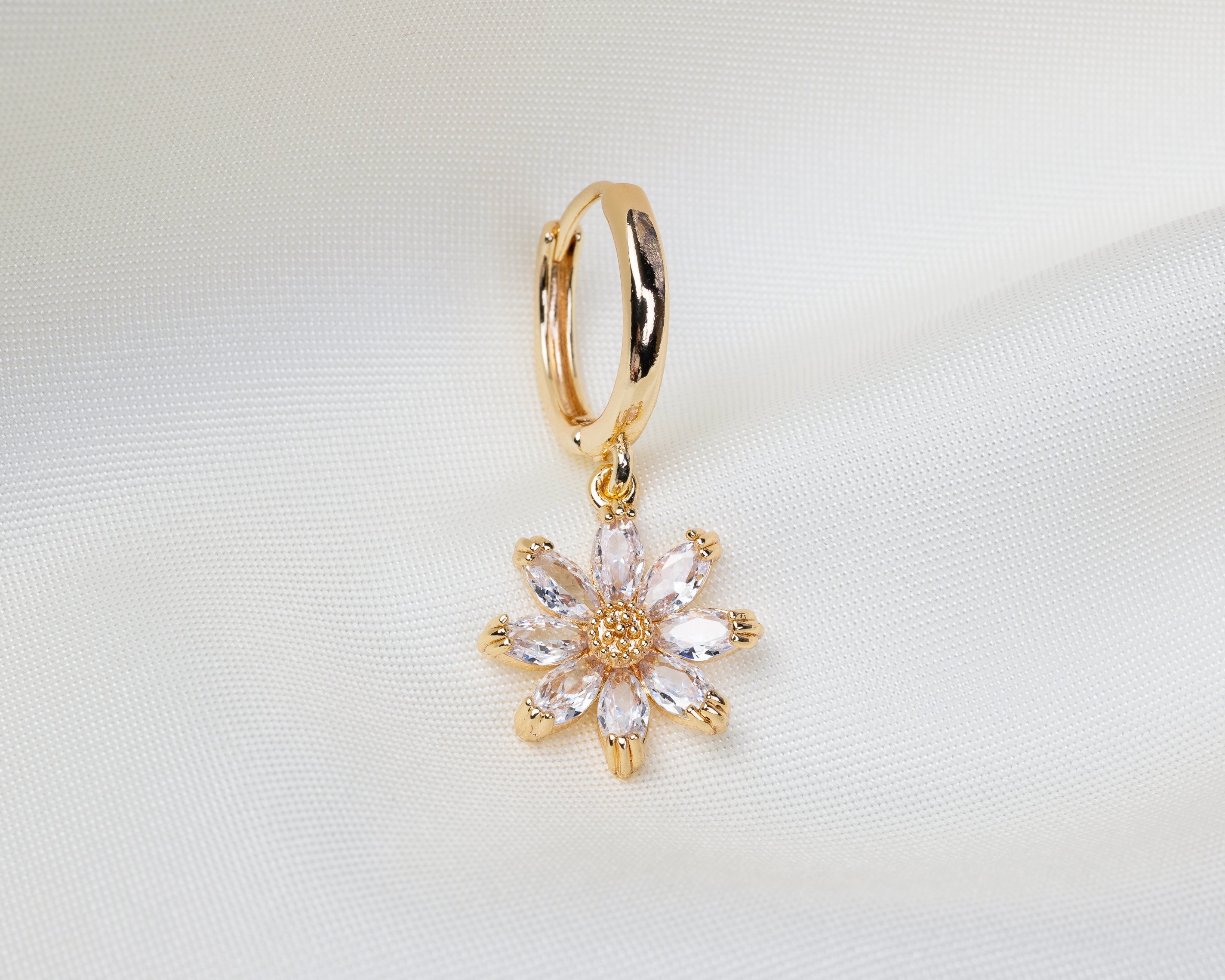 Handgemaakte 14k gold plated oorbel met hanger van witte zirkonia in de vorm van een madelief bloem 
