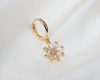 Handgemaakte 14k gold plated oorbel met hanger van witte zirkonia in de vorm van een madelief bloem 
