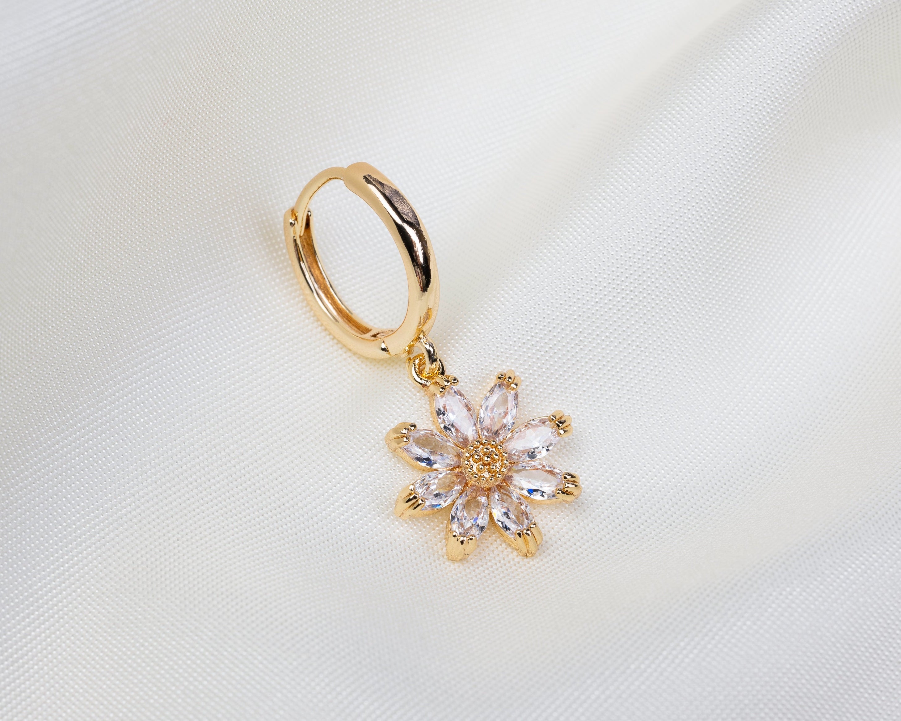 Handgemaakte 14k gold plated oorbel met hanger van witte zirkonia in de vorm van een madelief bloem 