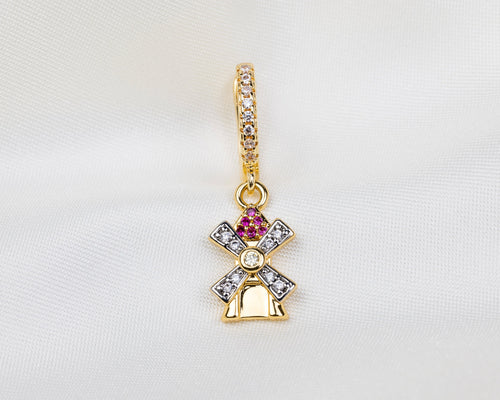 Handgemaakte 14k gold plated oorbel met een hanger in de vorm van een molen van witte en roze zirkonia