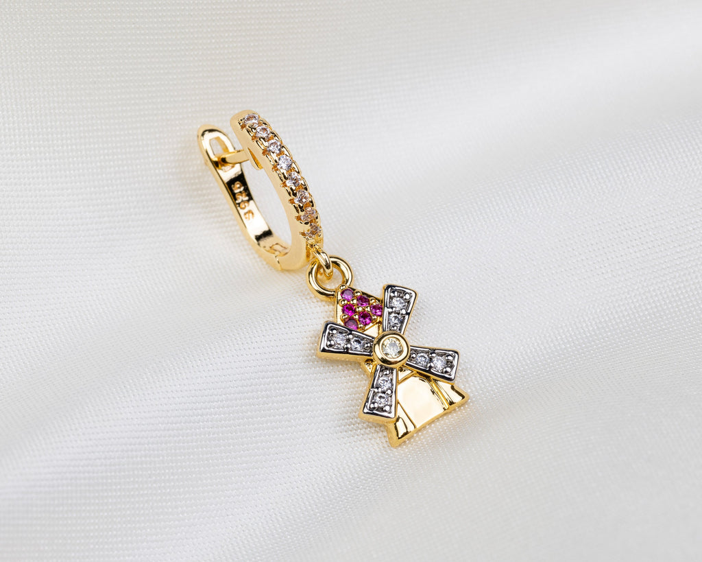 Handgemaakte 14k gold plated oorbel met een hanger in de vorm van een molen van witte en roze zirkonia