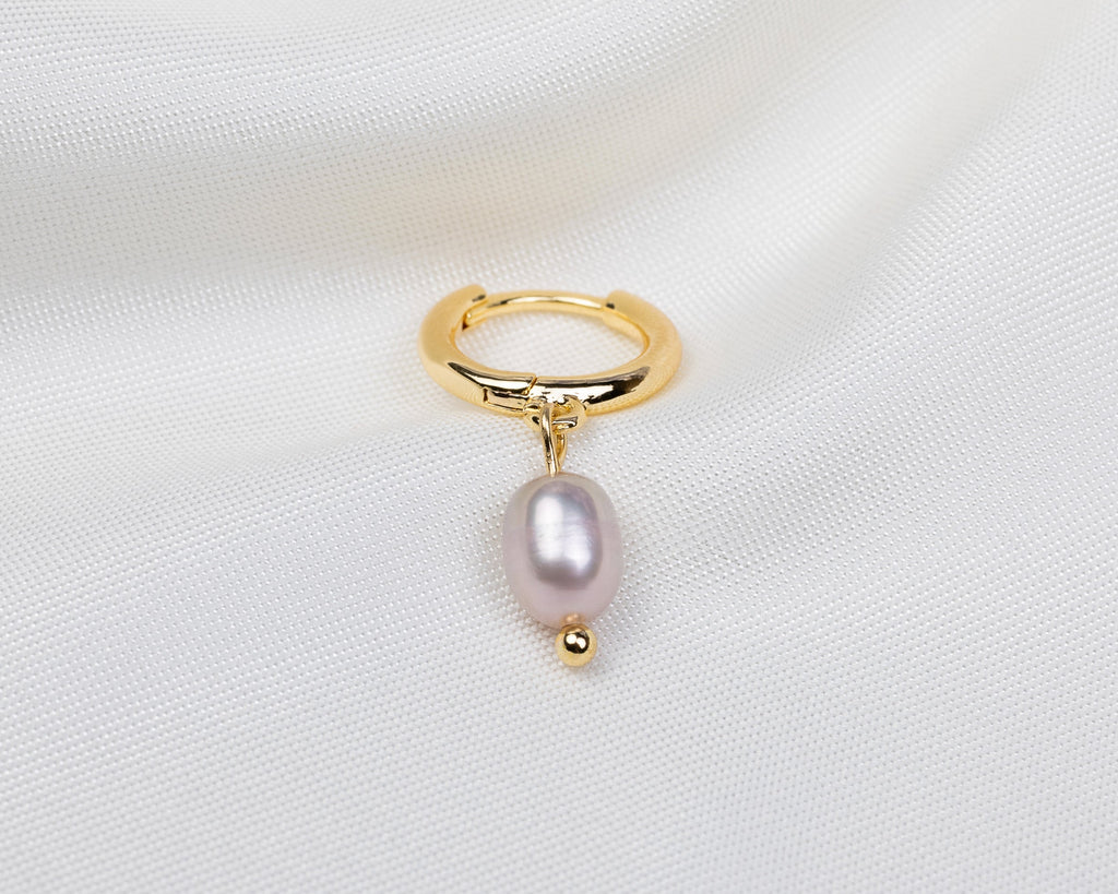 Handgemaakte 14k gold plated oorbel met een paarse zoetwaterparel hanger