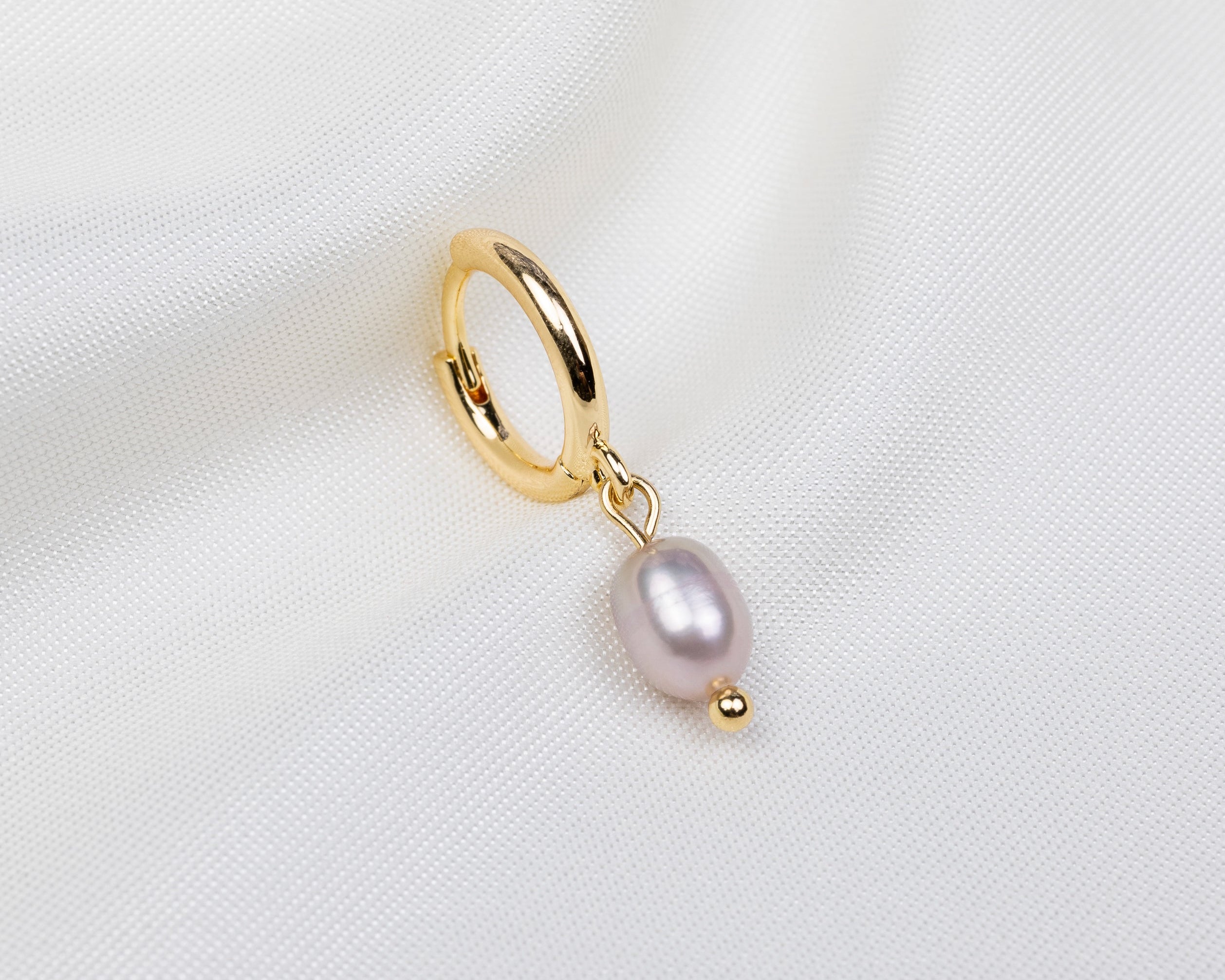 Handgemaakte 14k gold plated oorbel met een paarse zoetwaterparel hanger