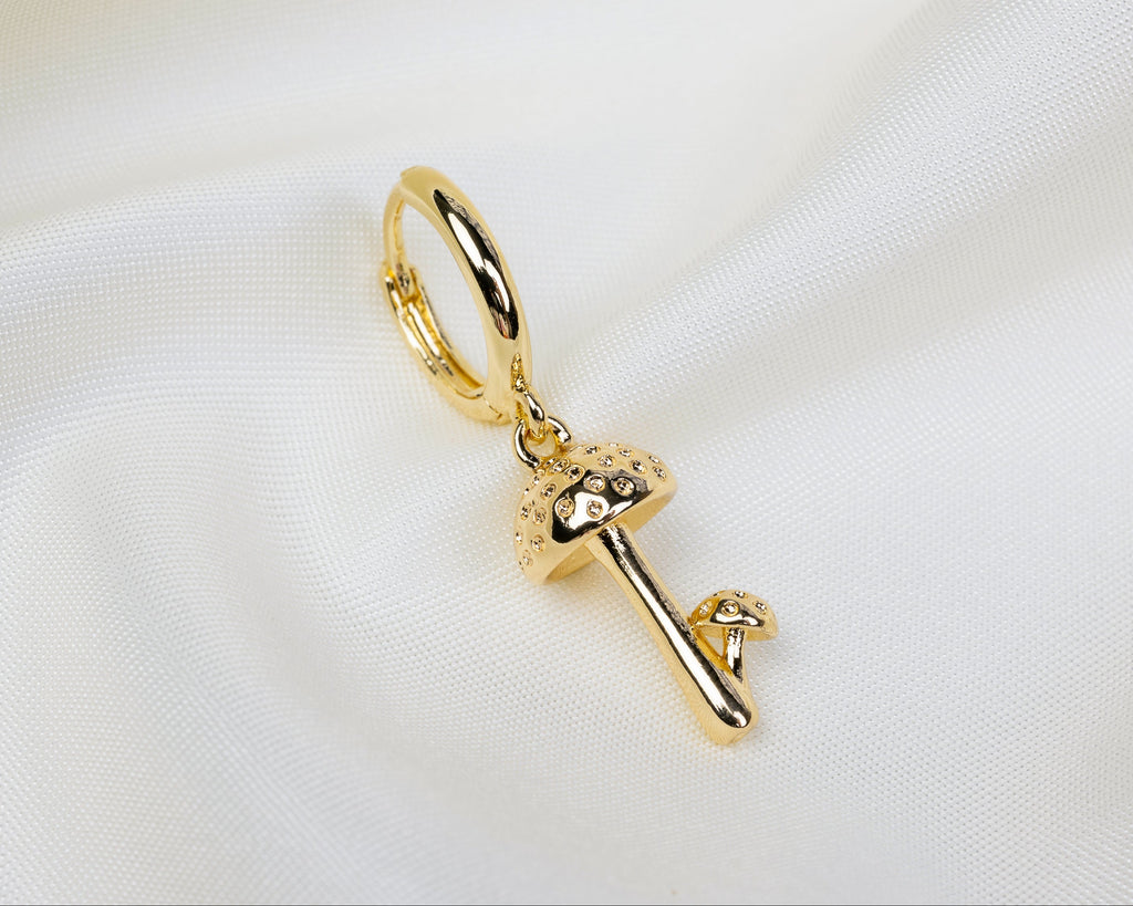 Handgemaakte 14k gold plated oorbel met een paddenstoel hanger