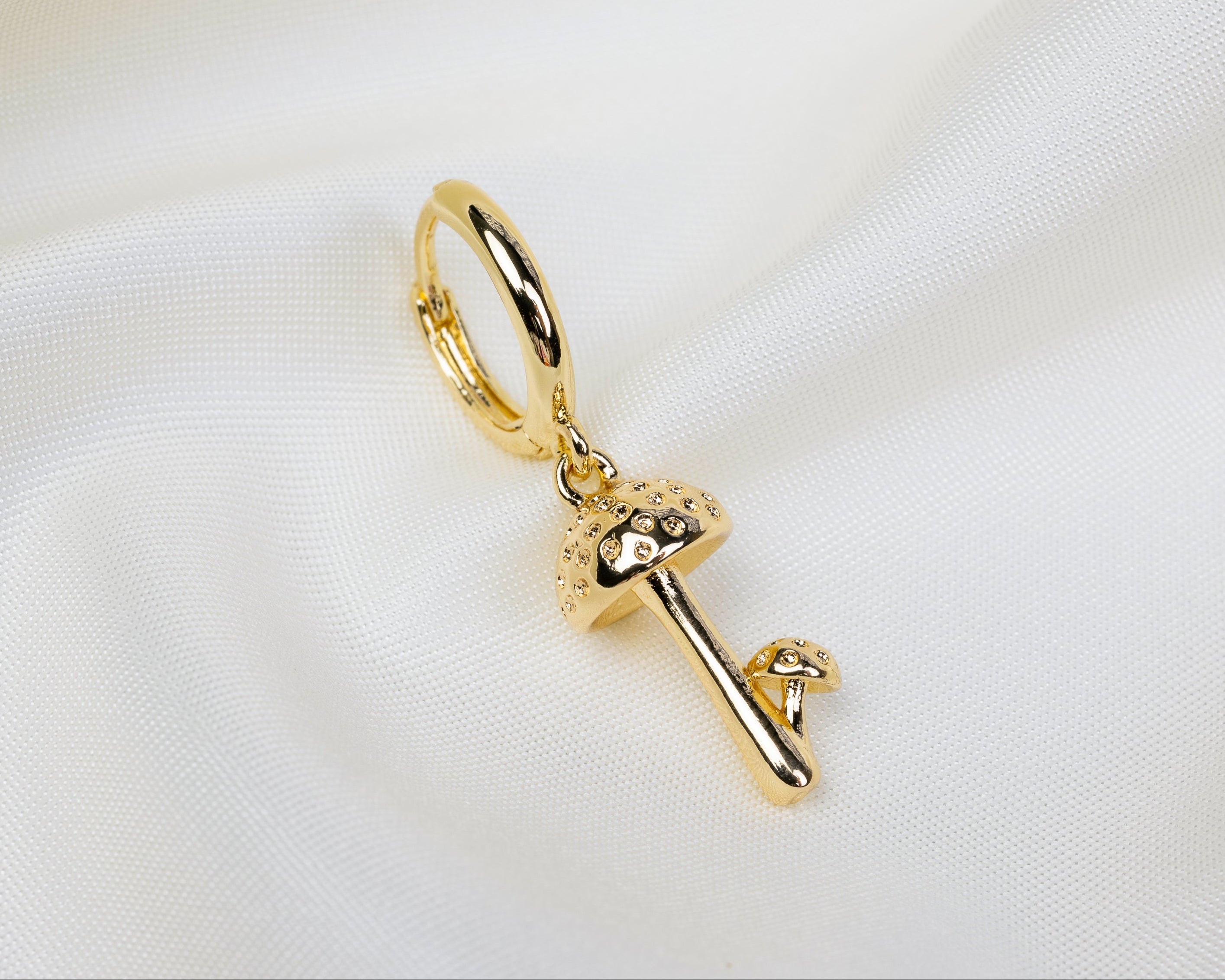 Handgemaakte 14k gold plated oorbel met een paddenstoel hanger