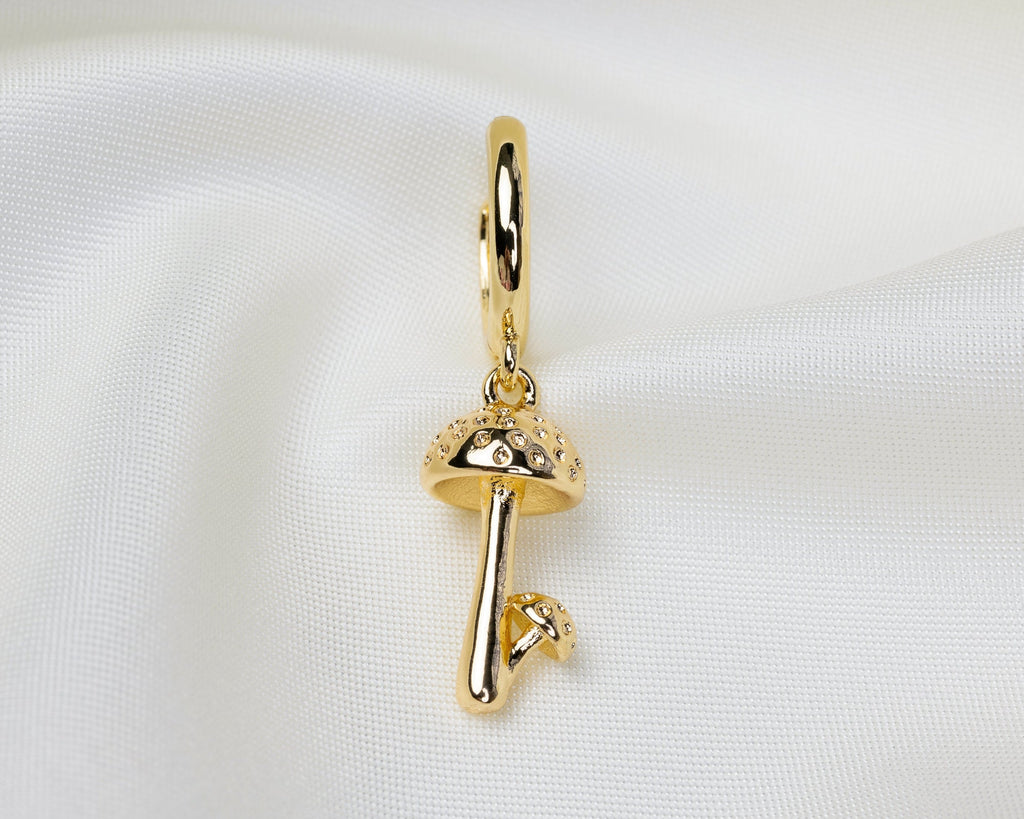 Handgemaakte 14k gold plated oorbel met een paddenstoel hanger