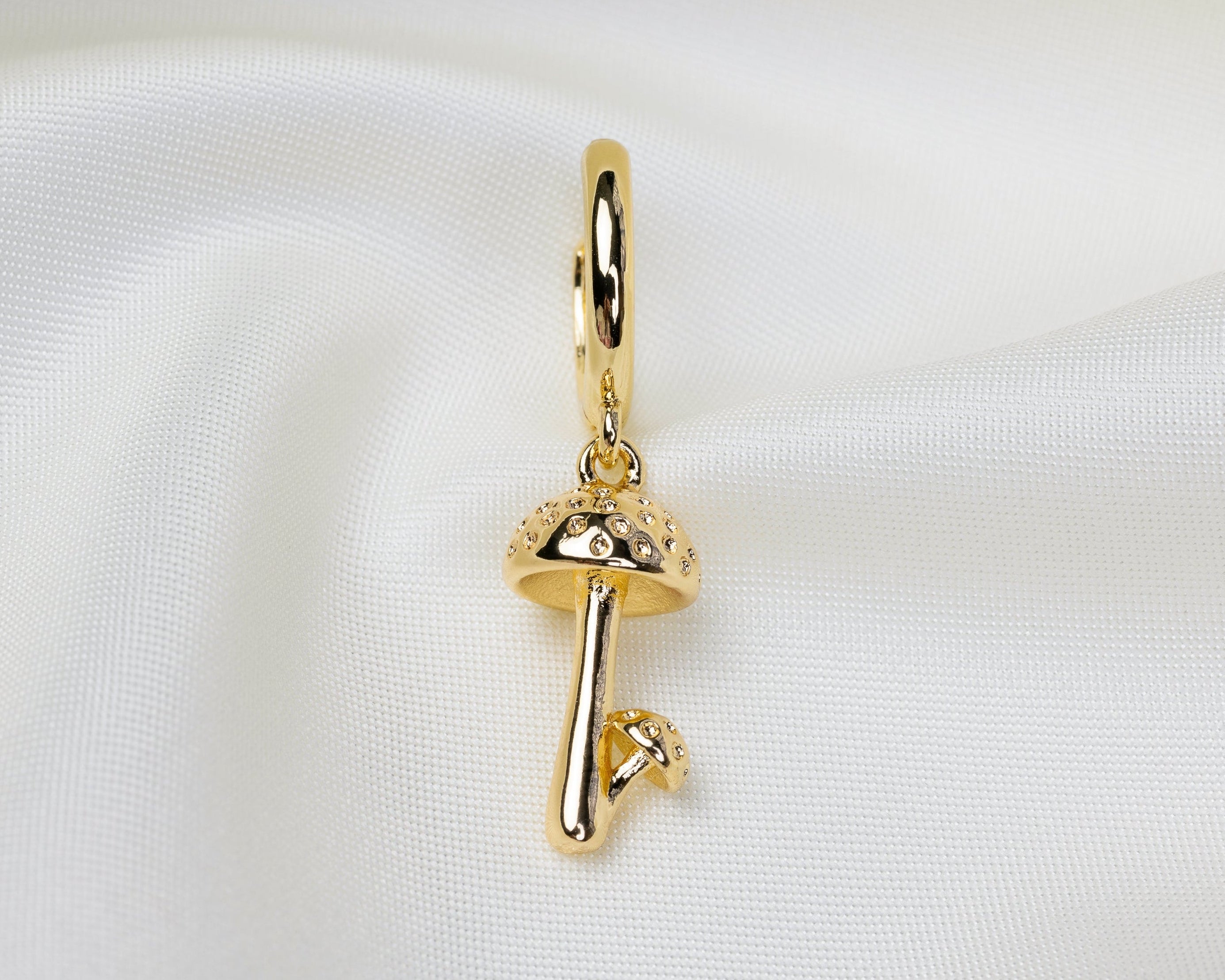Handgemaakte 14k gold plated oorbel met een paddenstoel hanger