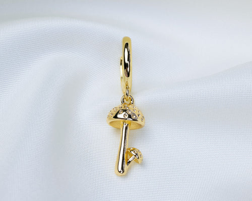 Handgemaakte 14k gold plated oorbel met een paddenstoel hanger