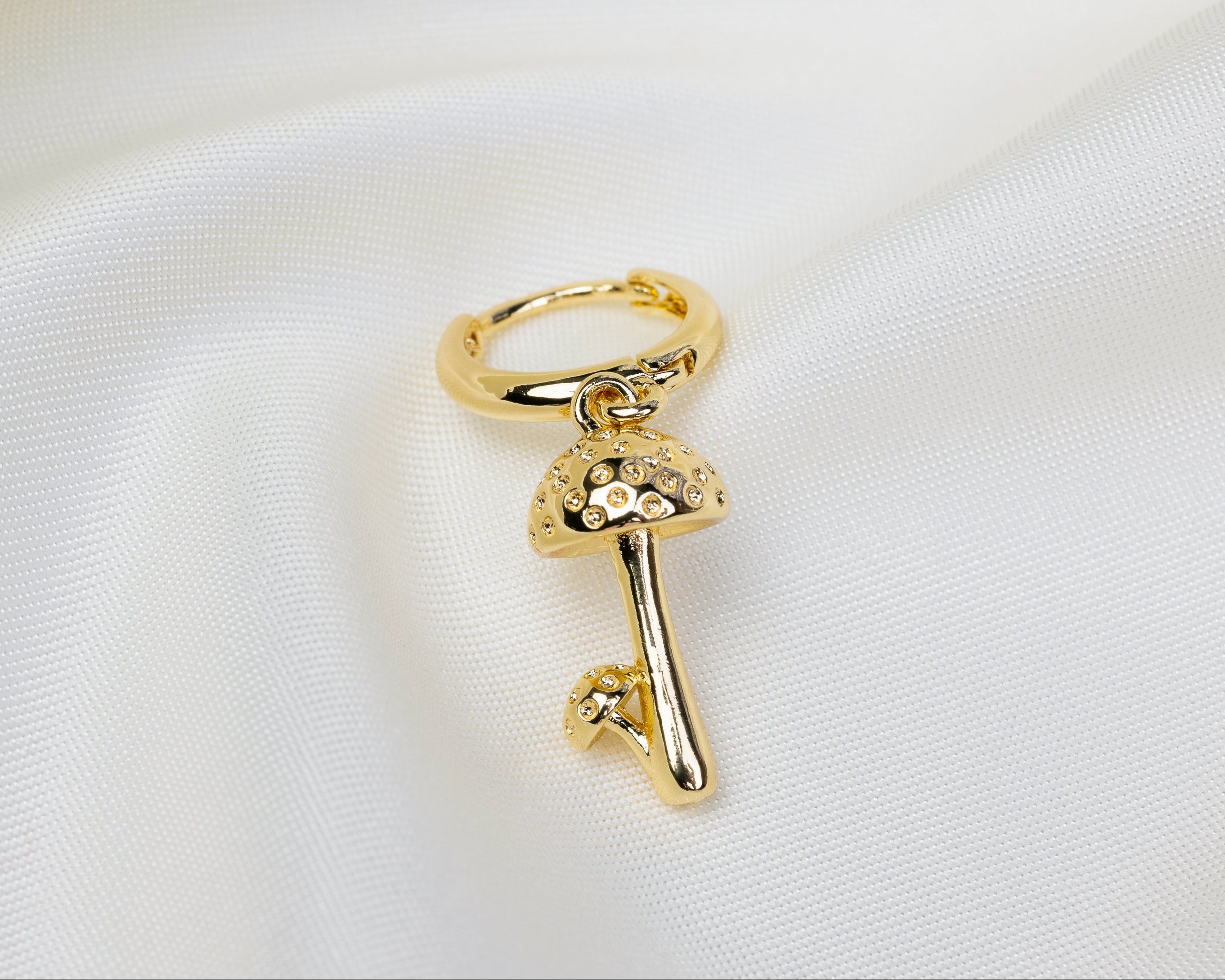 Handgemaakte 14k gold plated oorbel met een paddenstoel hanger