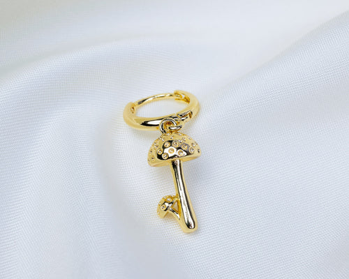 Handgemaakte 14k gold plated oorbel met een paddenstoel hanger