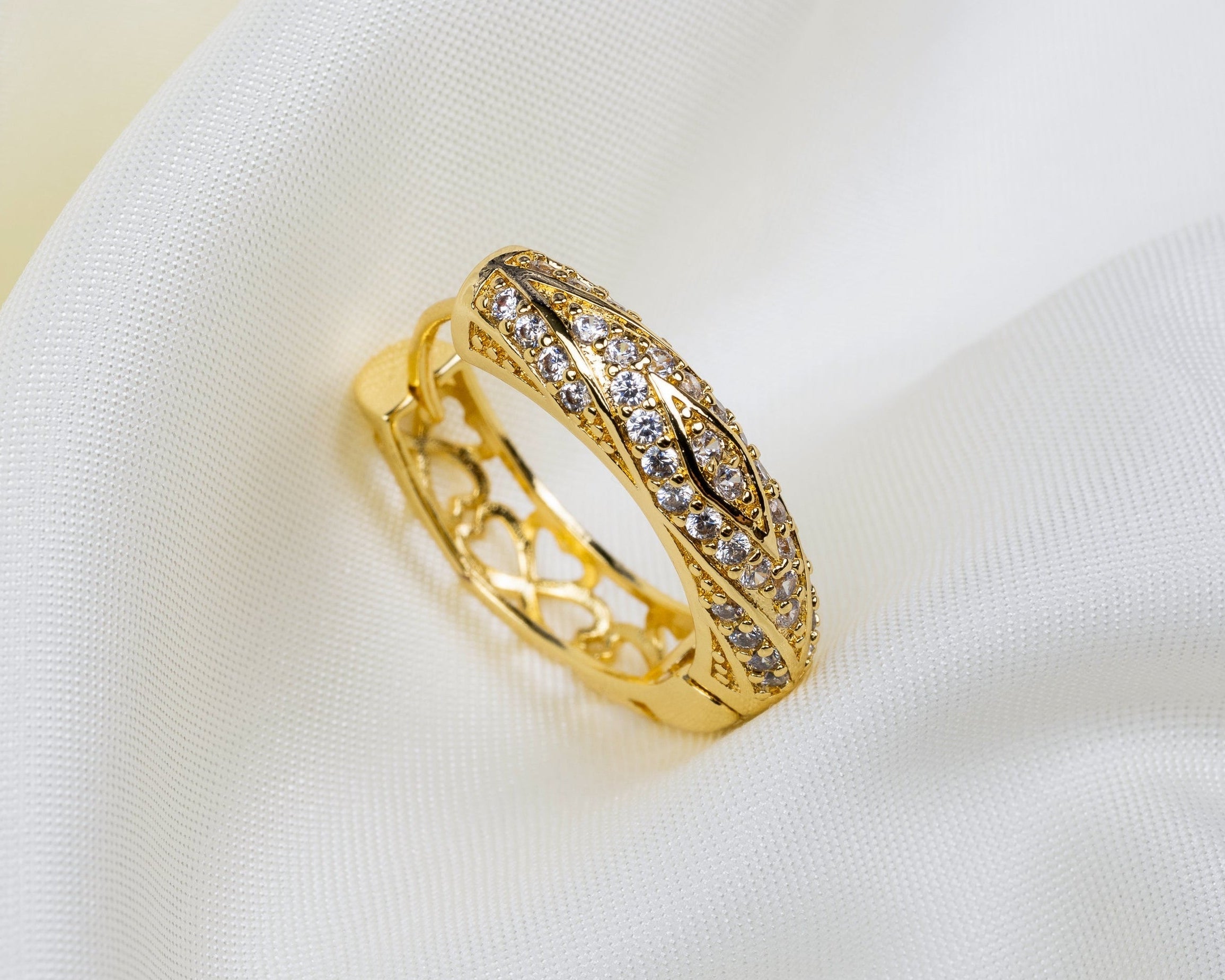 14k gold plated oorbel met een patroon pavé zetting van witte zirkonia en klaver patroon