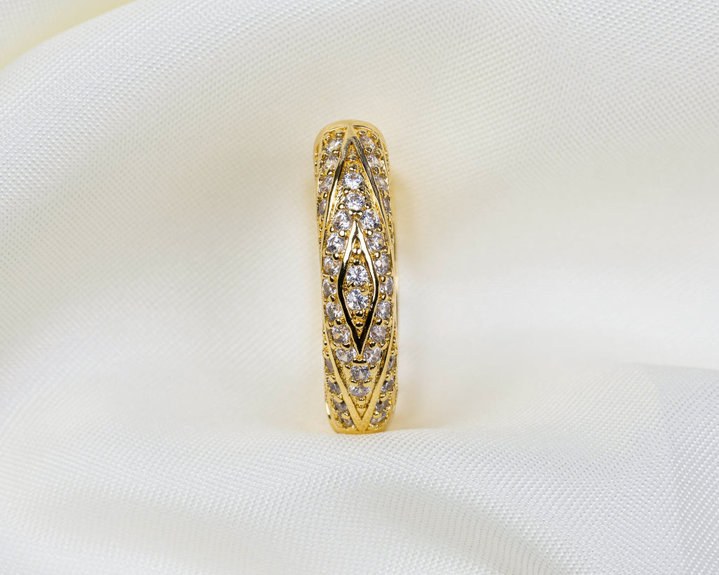 14k gold plated oorbel met een patroon pavé zetting van witte zirkonia en klaver patroon