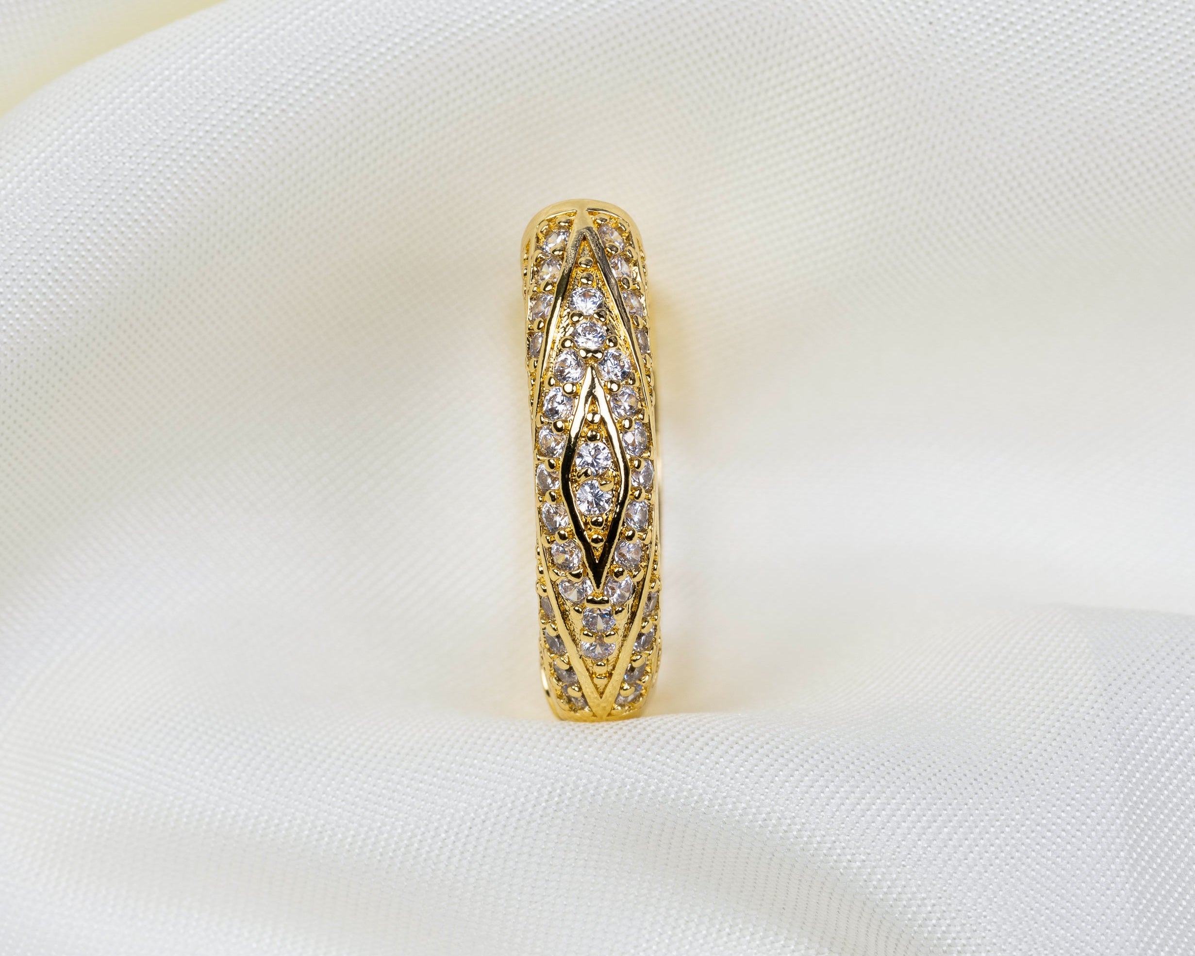 14k gold plated oorbel met een patroon pavé zetting van witte zirkonia en klaver patroon