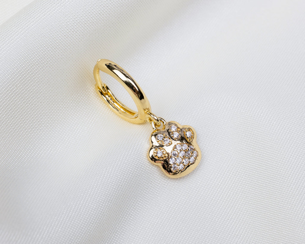 Handgemaakte 14k gold plated oorbel met pootafdruk hanger en pavé zetting van witte zirkonia