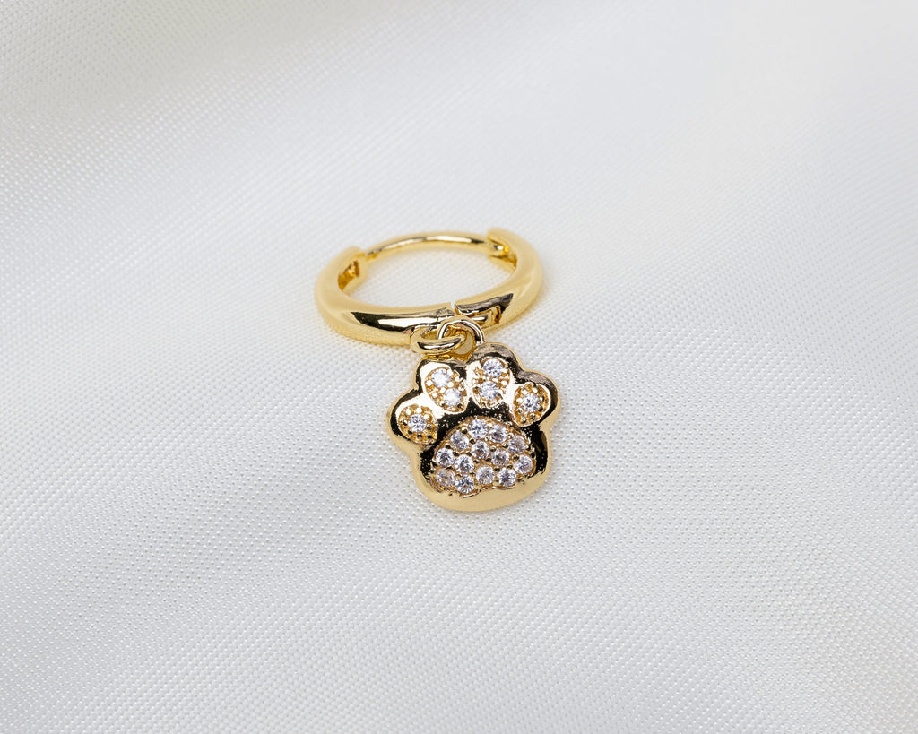 Handgemaakte 14k gold plated oorbel met pootafdruk hanger en pavé zetting van witte zirkonia