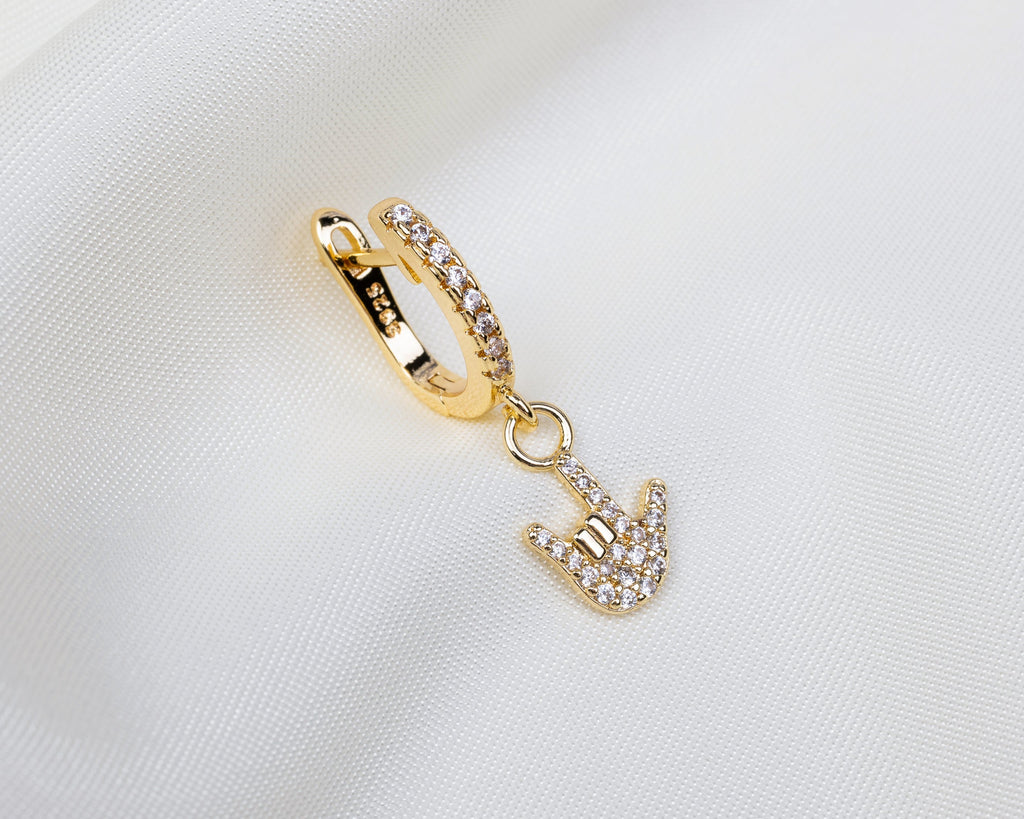 Handgemaakte 14k gold plated oorbel met een rock-'n-roll hanger van witte zirkonia