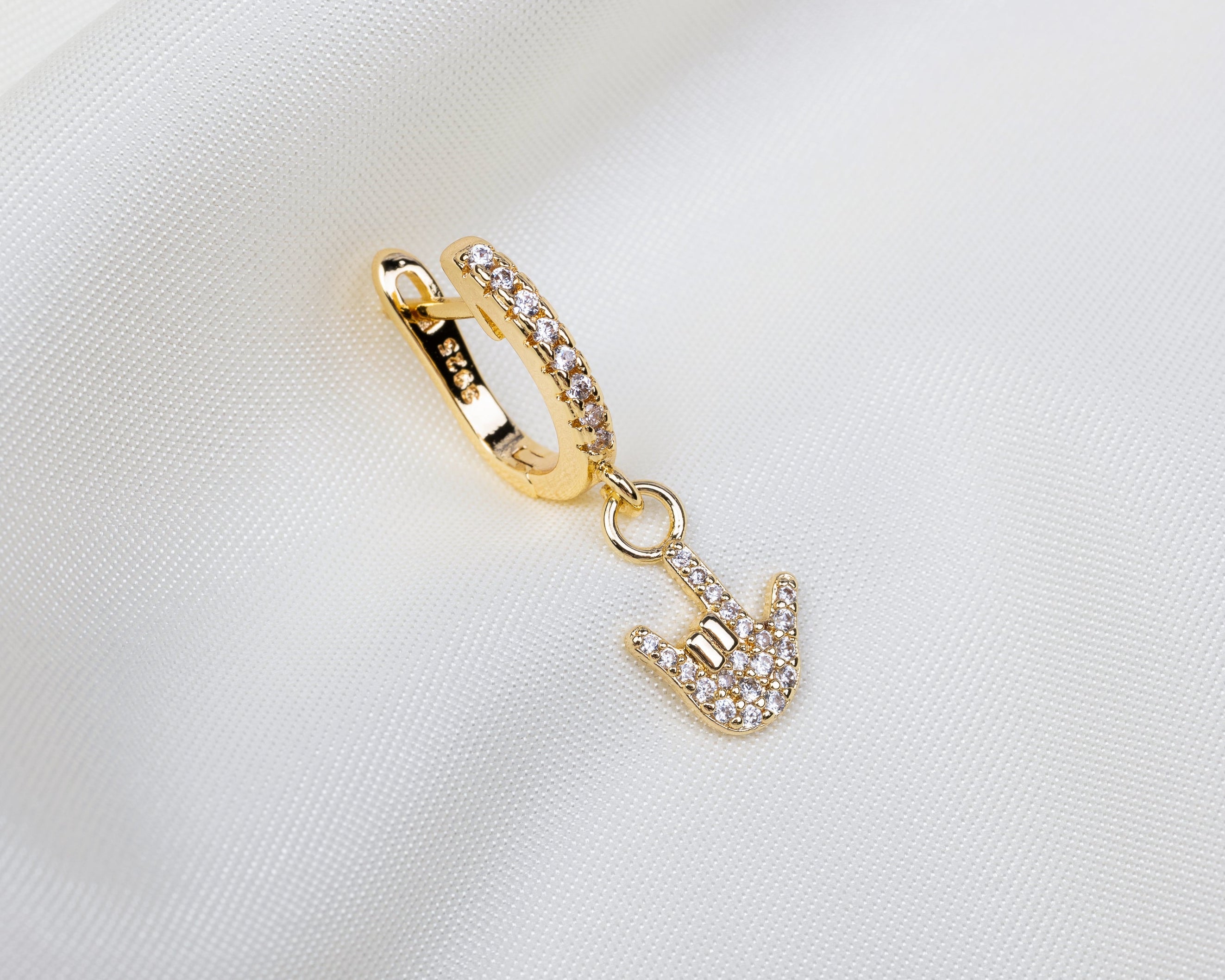 Handgemaakte 14k gold plated oorbel met een rock-'n-roll hanger van witte zirkonia