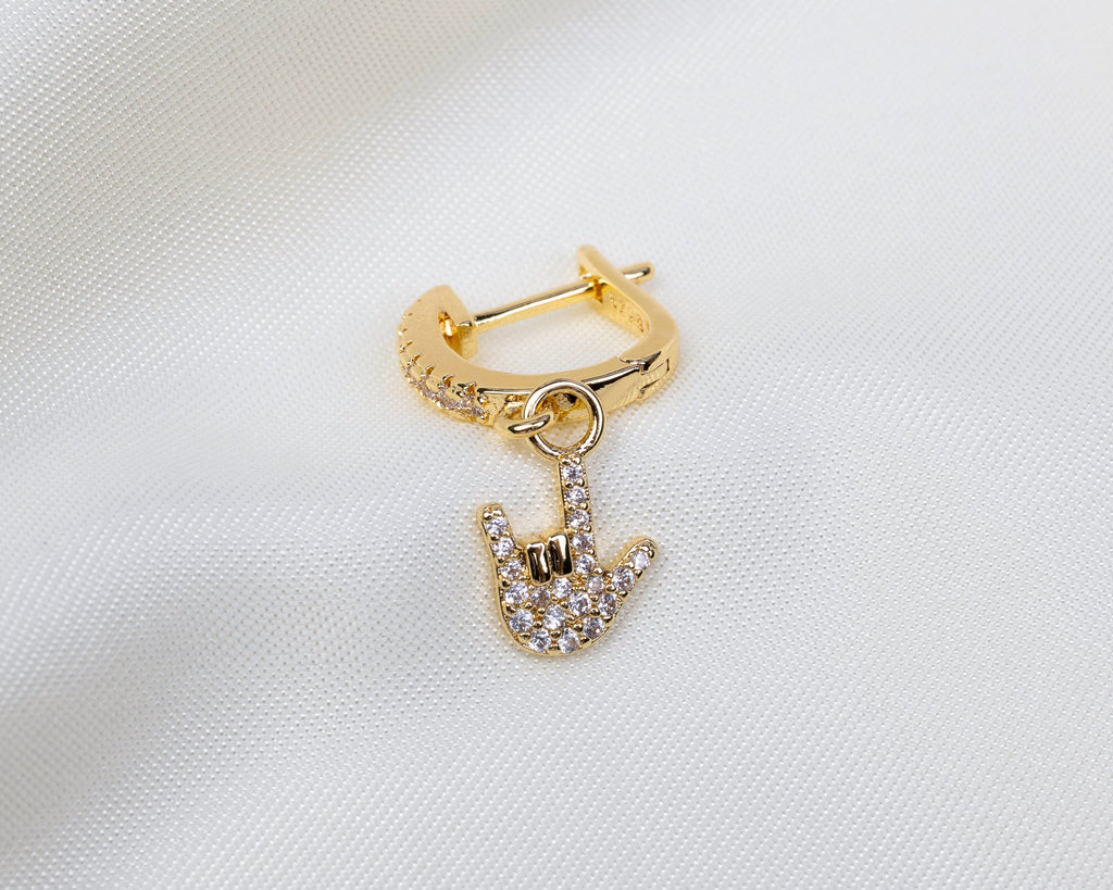 Handgemaakte 14k gold plated oorbel met een rock-'n-roll hanger van witte zirkonia