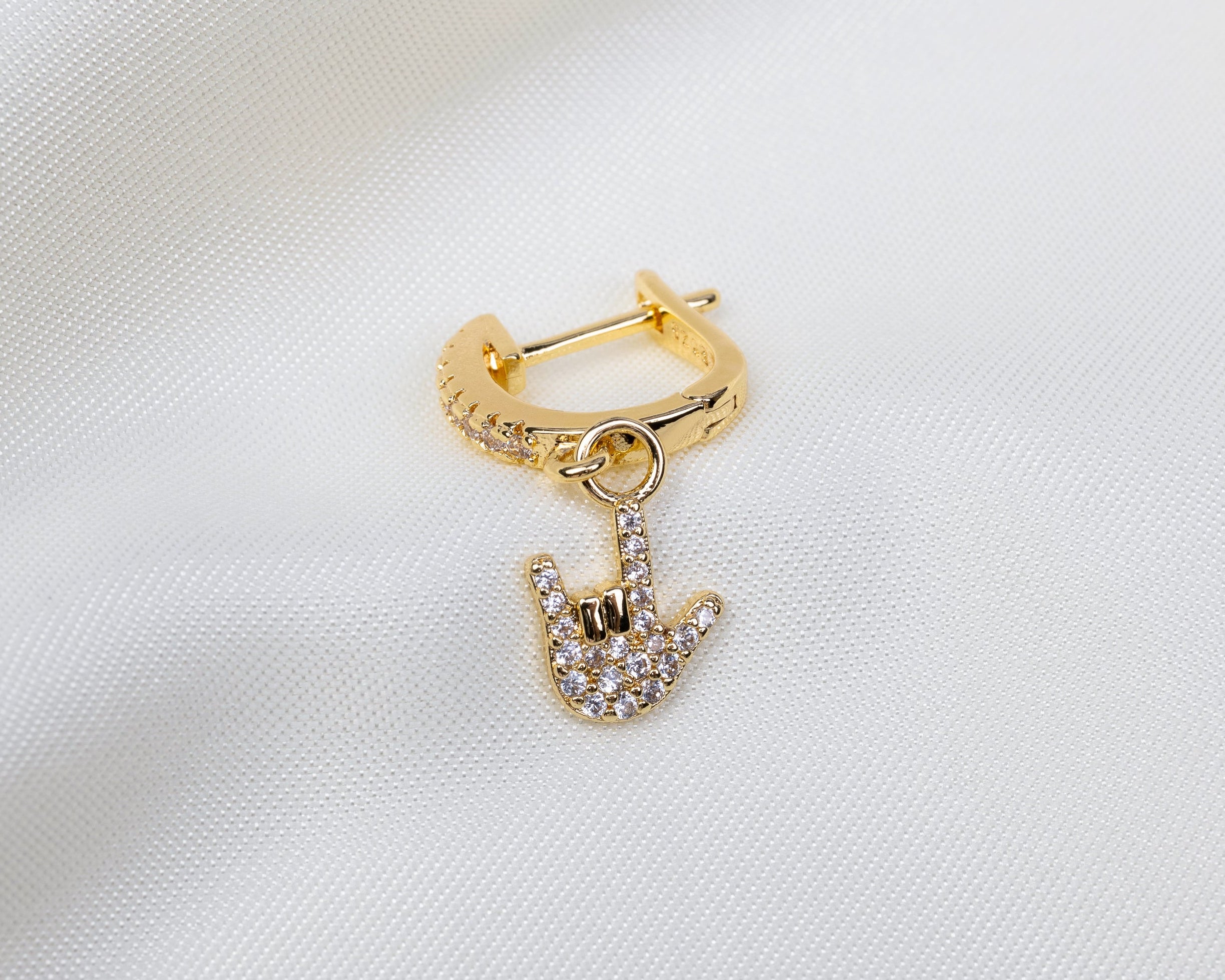 Handgemaakte 14k gold plated oorbel met een rock-'n-roll hanger van witte zirkonia