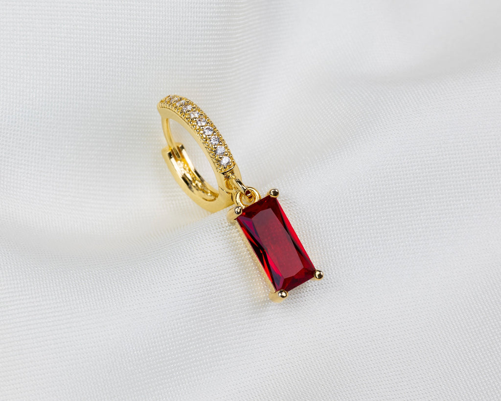 Handgemaakte 14k gold plated oorbel met rode zirkonia hanger