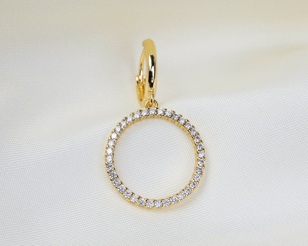 Handgemaakte 14k gold plated oorbel met een ronde hanger van witte zirkonia