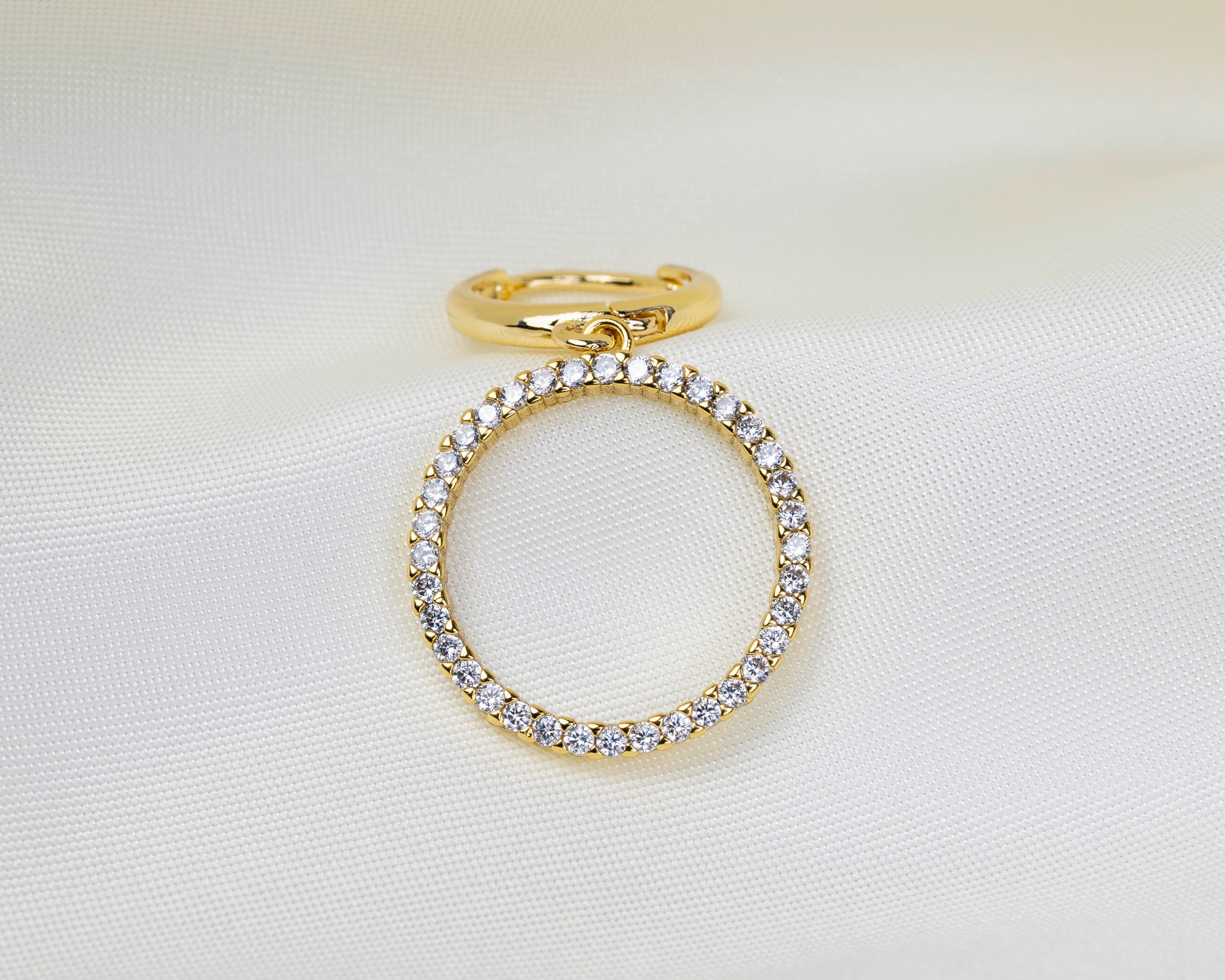 Handgemaakte 14k gold plated oorbel met een ronde hanger van witte zirkonia