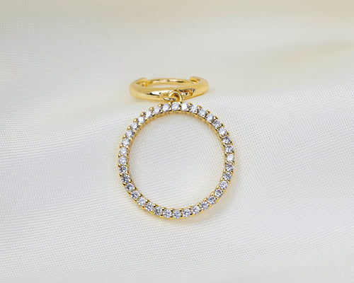 Handgemaakte 14k gold plated oorbel met een ronde hanger van witte zirkonia