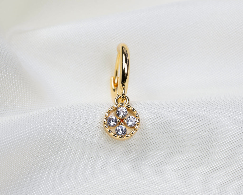 Handgemaakte 14k gold plated oorbel met een ronde klaver hanger van witte zirkonia