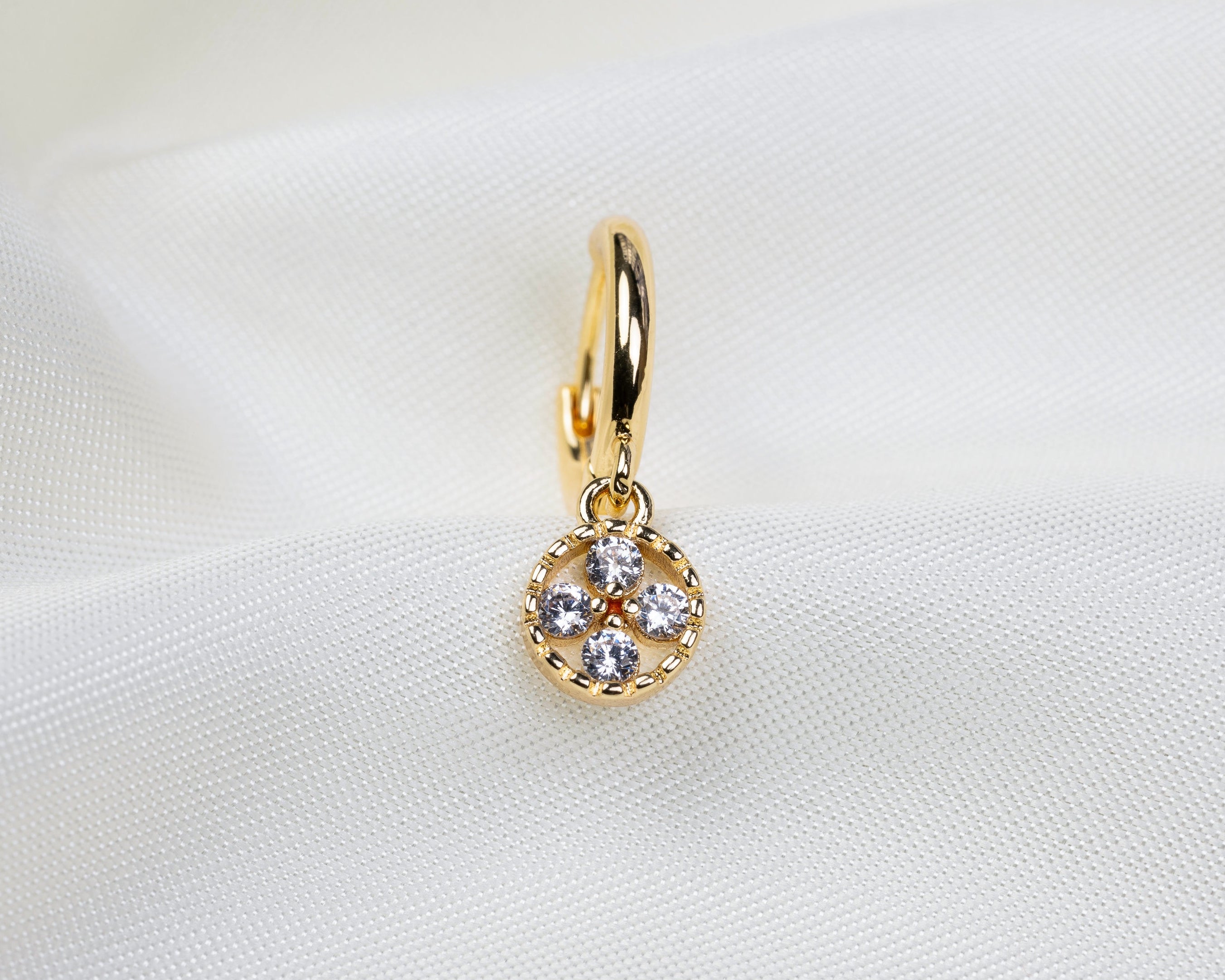 Handgemaakte 14k gold plated oorbel met een ronde klaver hanger van witte zirkonia