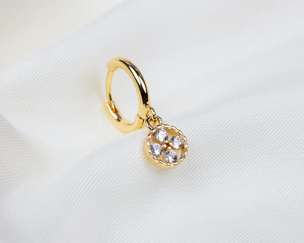 Handgemaakte 14k gold plated oorbel met een ronde klaver hanger van witte zirkonia