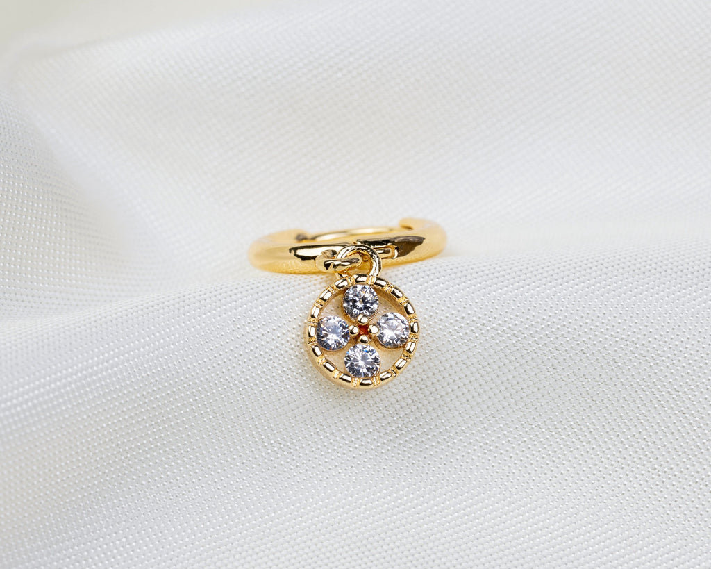 Handgemaakte 14k gold plated oorbel met een ronde klaver hanger van witte zirkonia