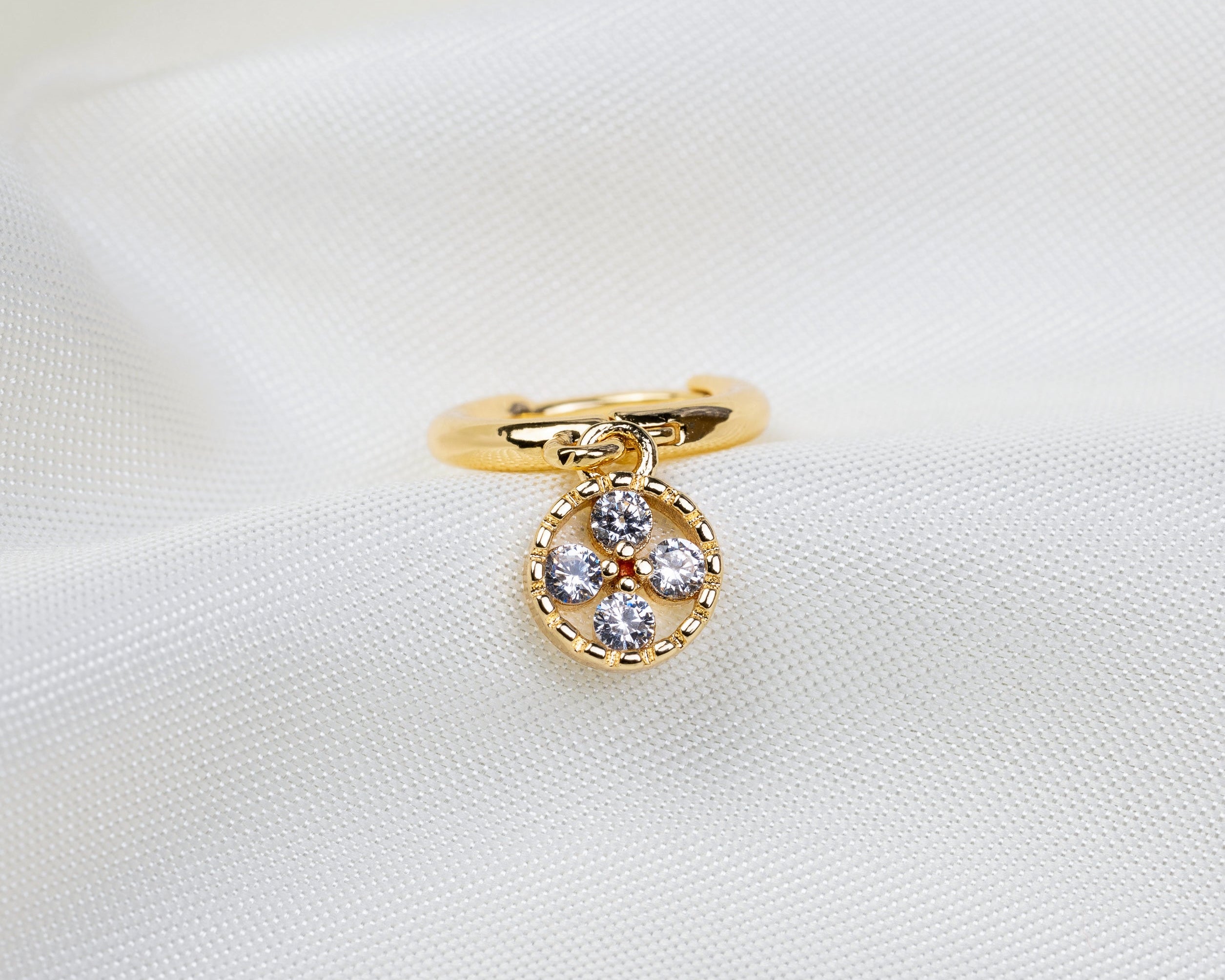 Handgemaakte 14k gold plated oorbel met een ronde klaver hanger van witte zirkonia